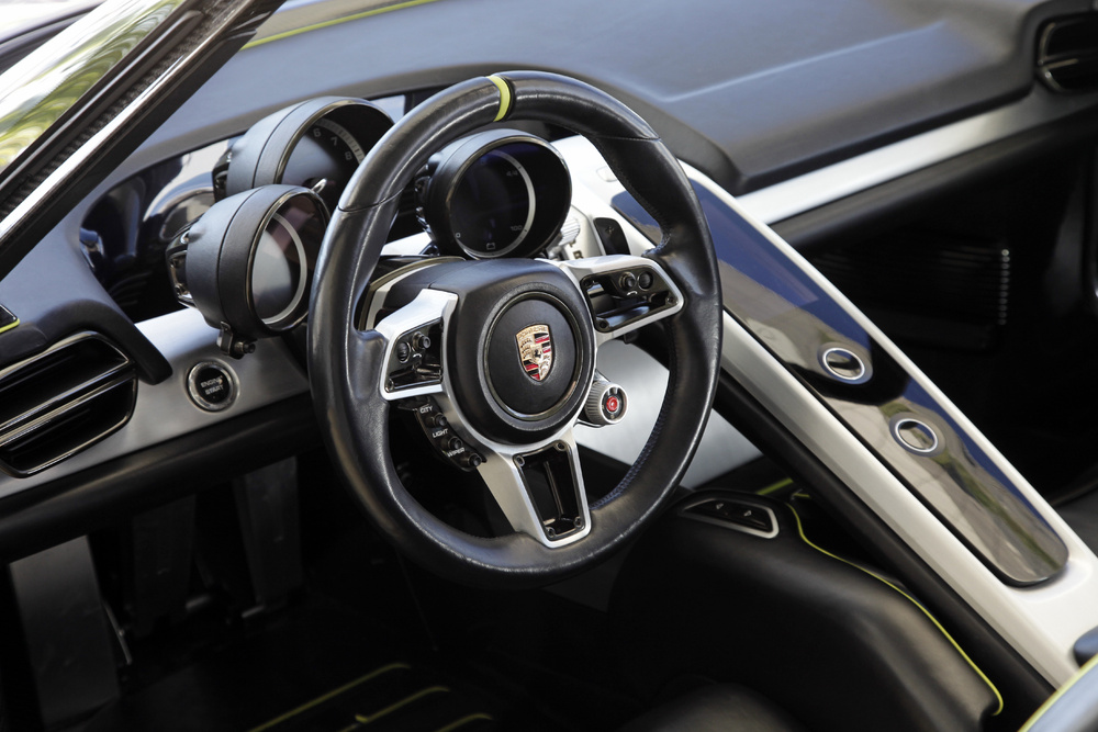 For comparison the cabin of the new Porsche Cayenne is shown here